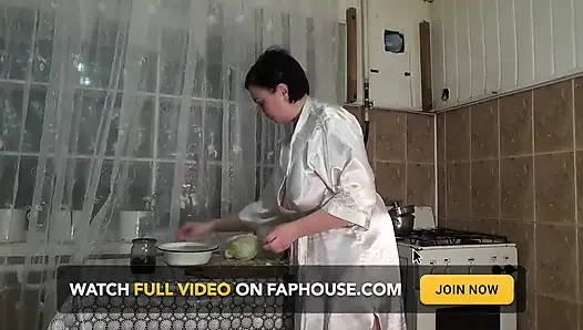 Sexy messy housewife with big tits ! JOI! Tits covering in food!