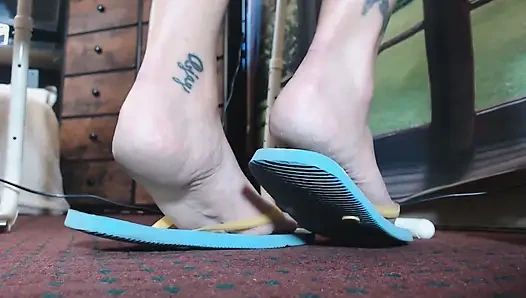 Blaues gummi-flipflop-schuhspiel