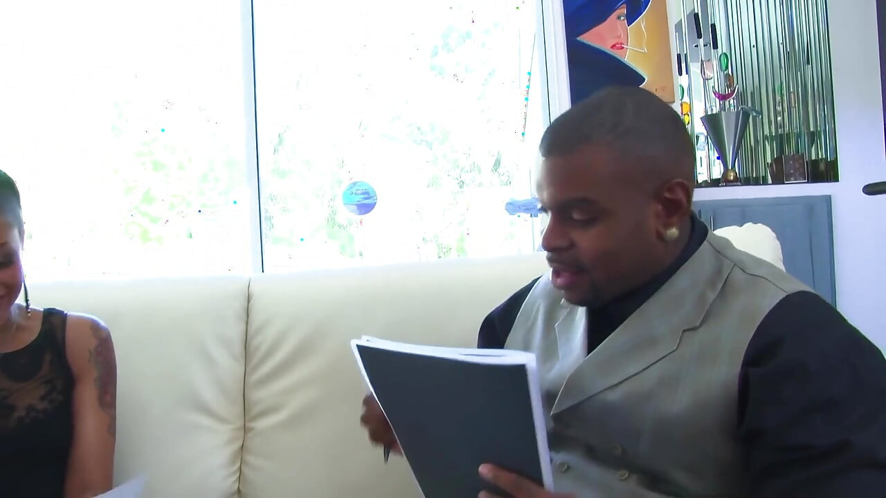 Da, te rog, dă-mi mai mult! - Frumusețea neagră are parte de o lins intensă de pizdă pe canapea