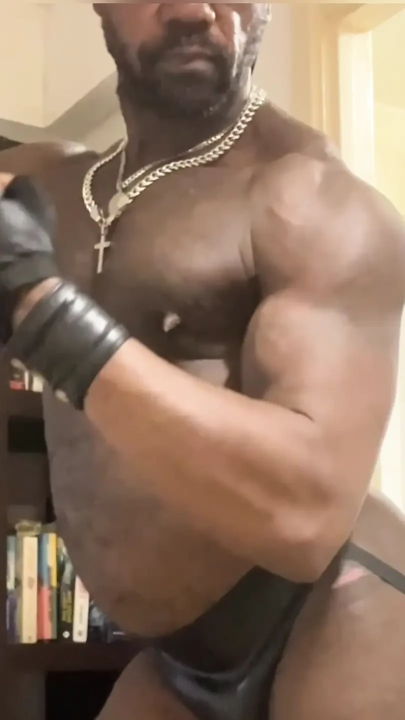 Zwarte gespierde grote zwarte lul grote kont leren latex flex & aftrekken