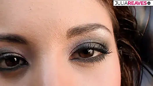 Сводная сестра трахает себя гигантским огурцом