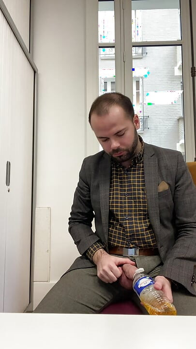 Thomas GODEBIN drinks his own piss at work