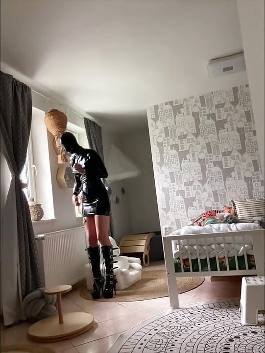 Yüksek topuklu ve zincirli lateks hizmetçi servisi