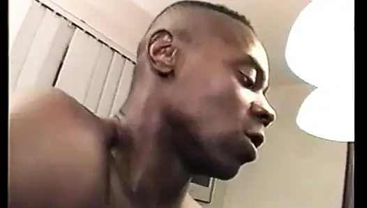 Seksi iç çamaşırlı büyük memeli beyaz yıldız aşıkların büyük siyah yarağını seviyor