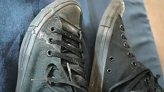 Fetish sneaker kamar mandi yang neaky fetish buru-buru