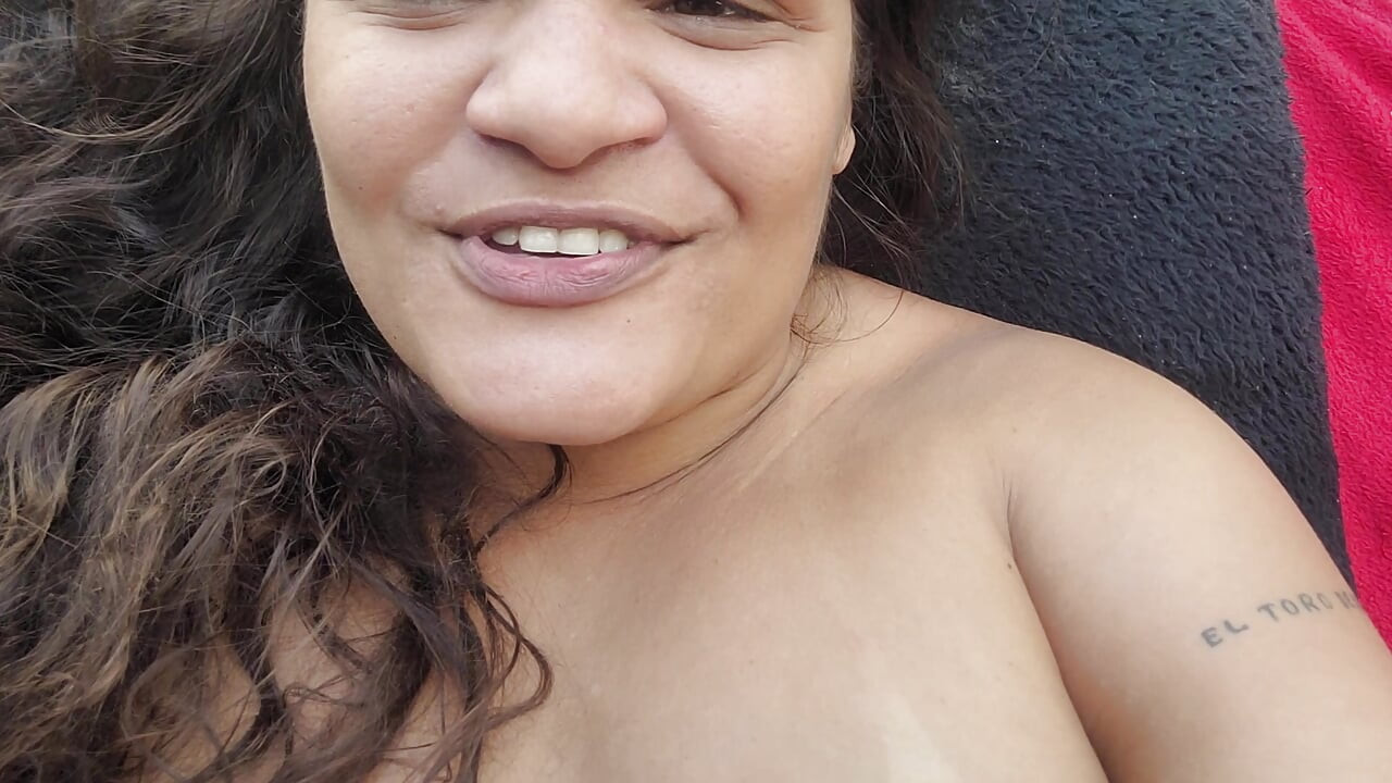 Leo é viciado em meus vídeos que ele gosta de ver minha buceta peluda gozando