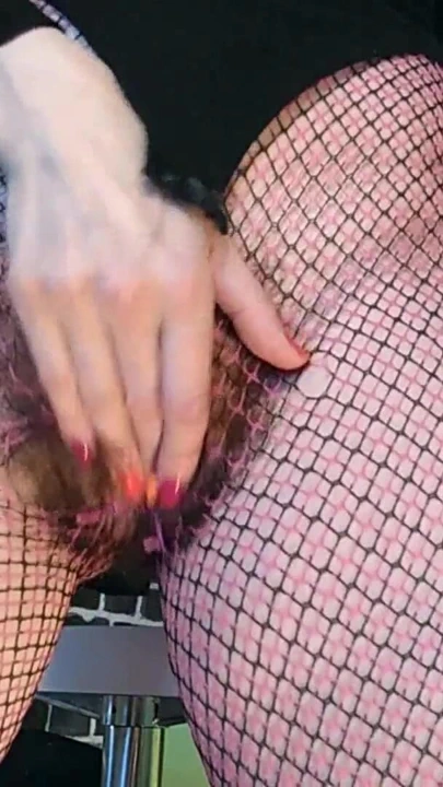 令人啪啪 "一个毛茸茸的熟女的未刮胡子的阴户的堕落手淫"