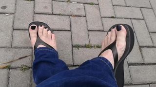 Esmalte de uñas negro y chanclas de plataforma negras