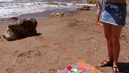 Götünü siktirmek için iki yabancıyla plaja gitti!