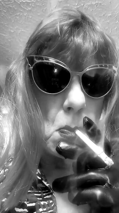 SMOKING VS120 MENTHOLS IN THE BATHROOM - PINK WIG, BLACK GLOVES