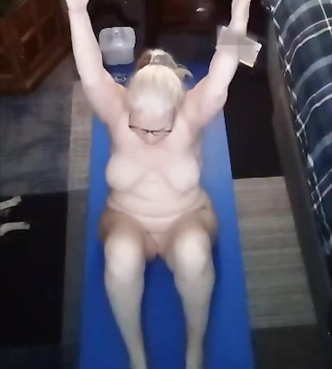 Gyönyörű dögös csaj meztelenül jógázik neked!