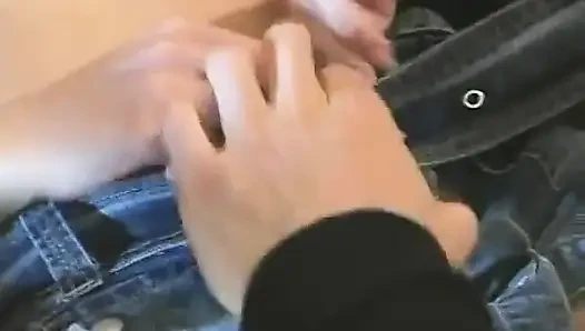 Sexy latina wird auf der couch gefickt