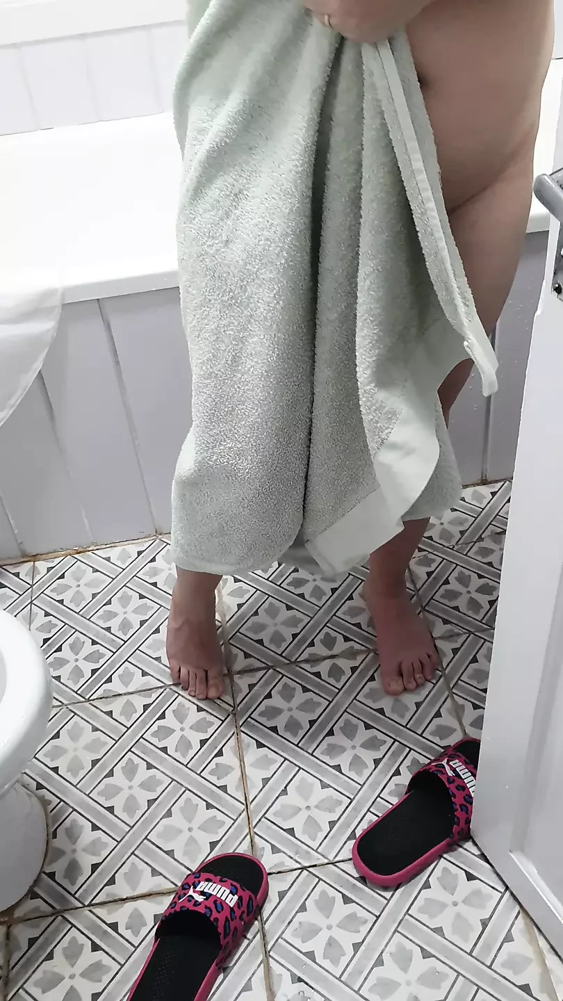 Hijastro atrapó madrastra desnuda en el baño lavando su coño