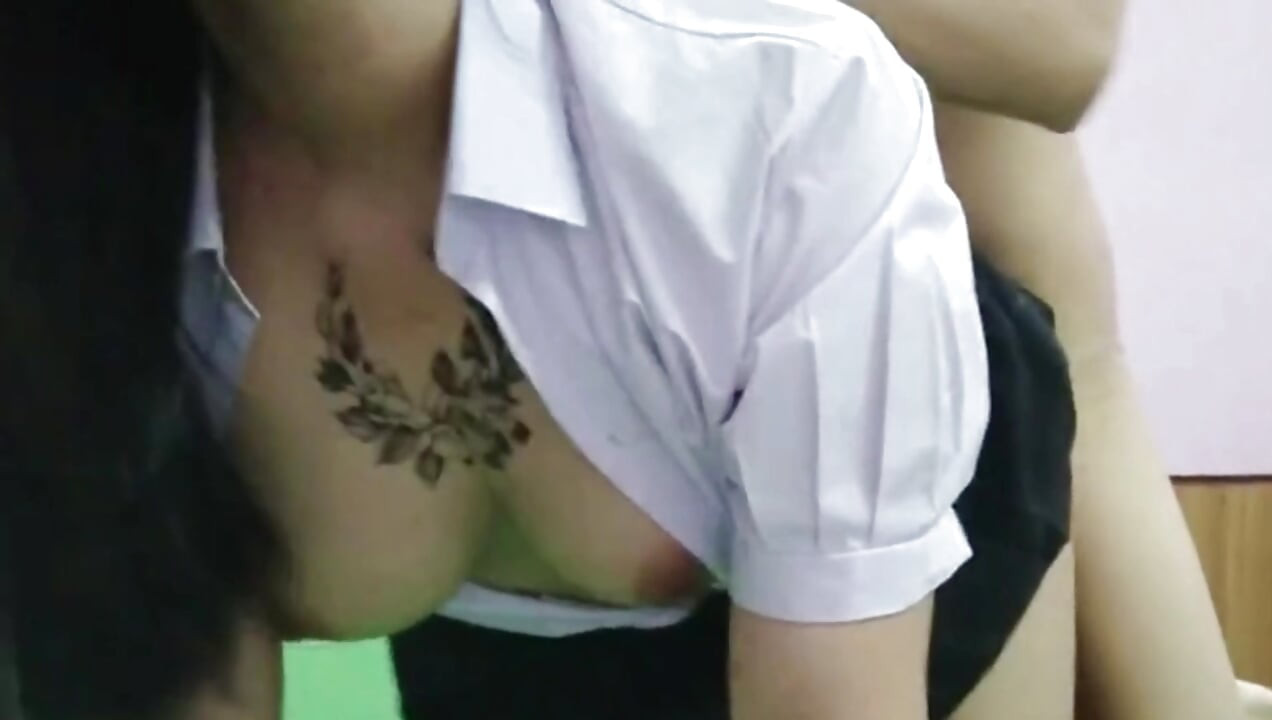 Seorang murid, tubuh aduhai, atasan yang hot banget.