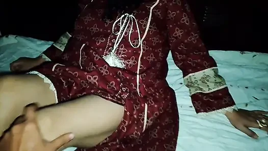 Mengunjungi kamar ibu tiri India di malam hari