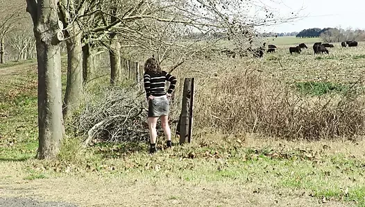 Berjalan di pantat melalui pedesaan. Pirang amatir pemalu dewasa telanjang.