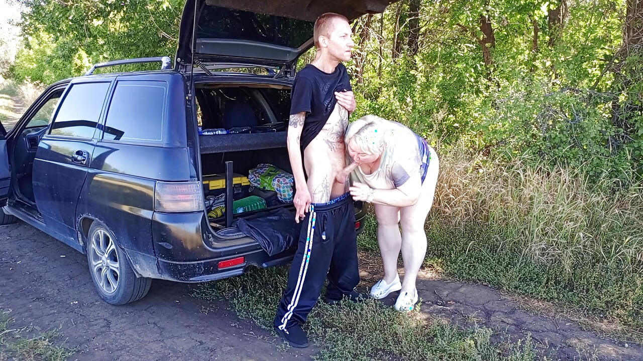 U parku jebem susjedu u njenu pičku na pasji način, zatim u njena usta i svršavam dva puta u minuti