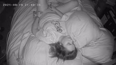 Відчайдушна матуся грає зі своєю пиздою перед сном