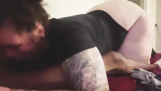 Cewek semok dengan memek berbulu ini dientot habis-habisan sampai matanya merem melek