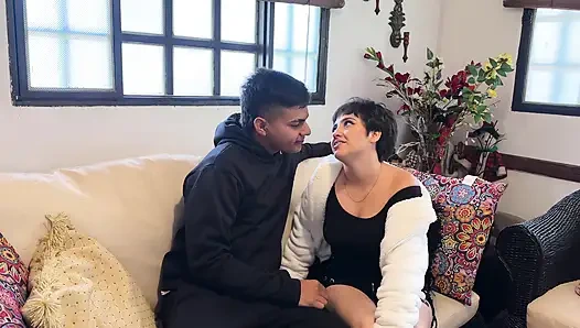 Я приглашаю мою латинскую сводную сестру с большой задницей в кабинку как предлог в конечном итоге жестко трахать ее