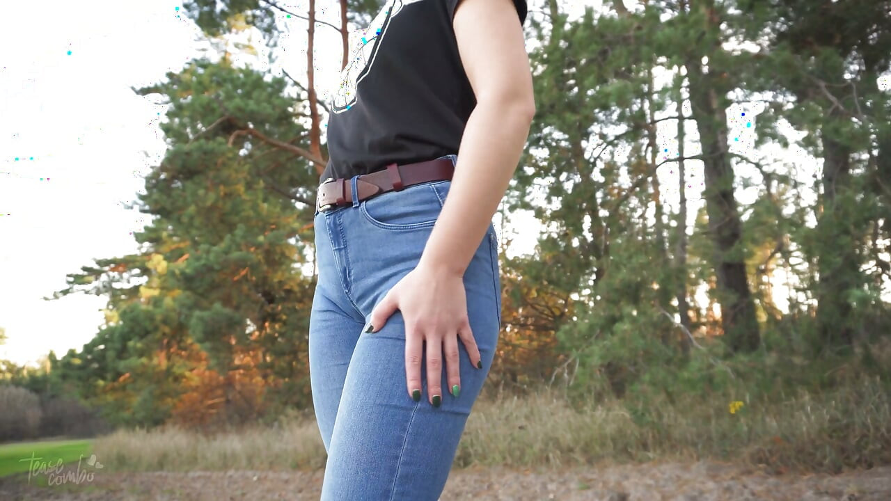 Stepsis dokucza Cameltoe cipki w Blue Dżinsy na zewnątrz