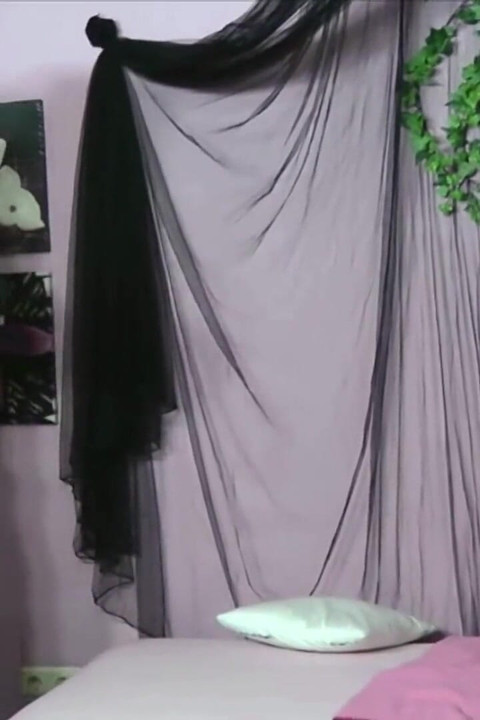 Minyon Fransız genç kız deliklerine vurduruyor ve büyük göğüslerine döl alıyor