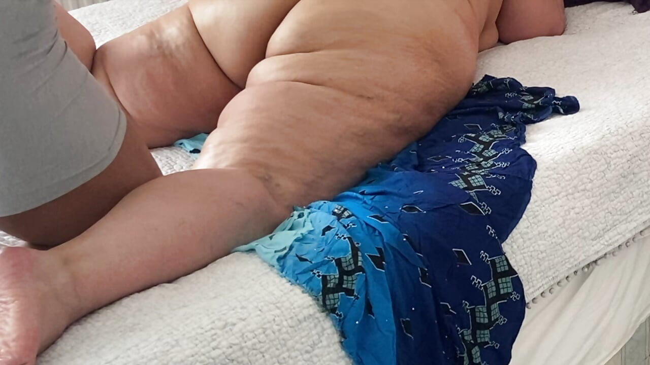 Soczysta ass milf uwielbia oglądać BBC Nut. Brytyjska milf z sąsiedztwa bawi się z Hard BBC. Międzyrasowy