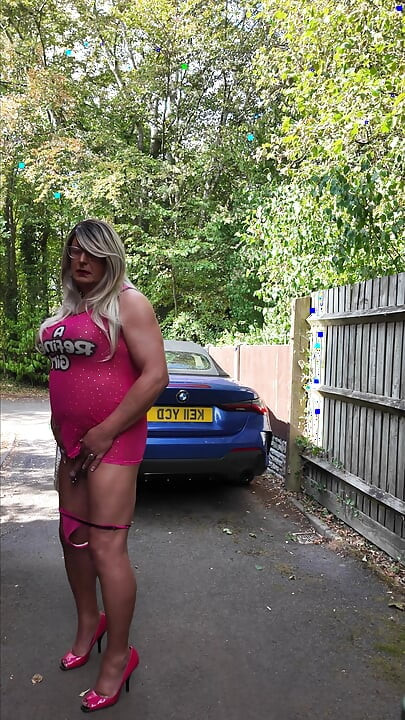 Sexig Crossdresser kellycd2022 i min rosa nätklänning och klackar