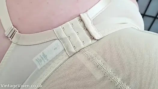 Ibu-ibu semok peras susu dan stoking ketat
