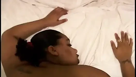 Şişman zenci bebek kalın siyah yarağı emiyor ve sikiliyor