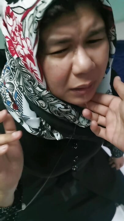 A factory girl was disturbed by a beautiful dress before going to a nightclub.