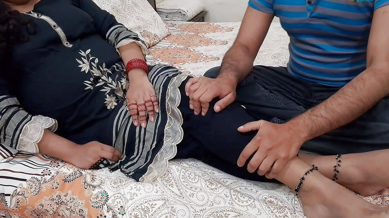 Der schwiegersohn fickt seine schwiegermutter, während er ihr dient - Hindi audio