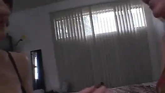 Harika lezbiyen videosunda iki ateşli orta yaşlı seksi sürtük