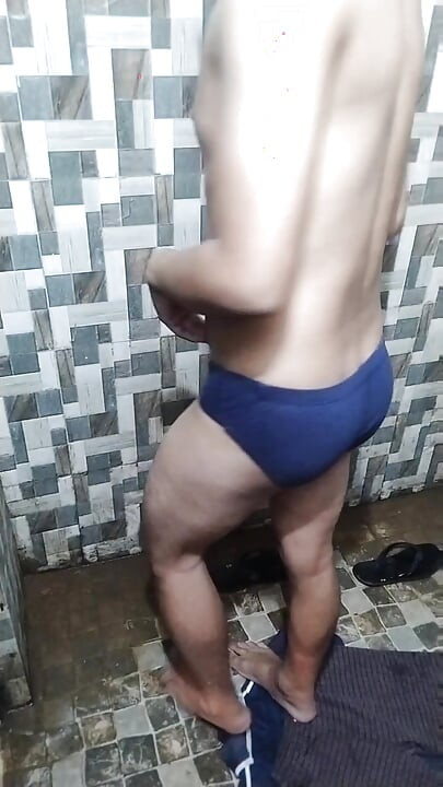 큰 자지를 청소하고 정액을 몸에 문지르는 사정