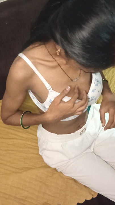 Desi bhabhi lund ko chush rhi ho or maze bhi utha rhi gai | Clip 1