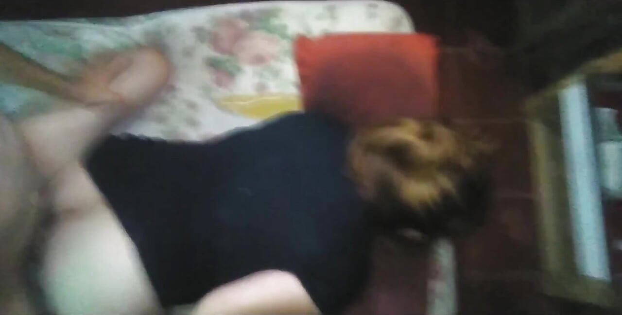 用手机录音时, 我把她的黑色礼服抬起, 从侧面带走了她