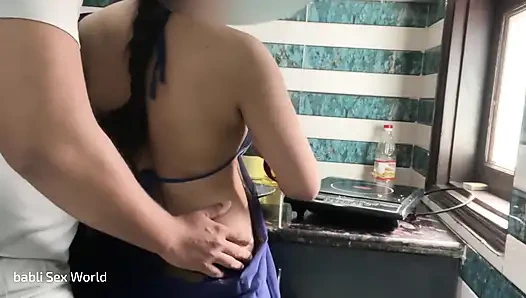 Ateşli teyzeyle mutfakta seks büyük meme tamamen Hintçe ses gösteriyor