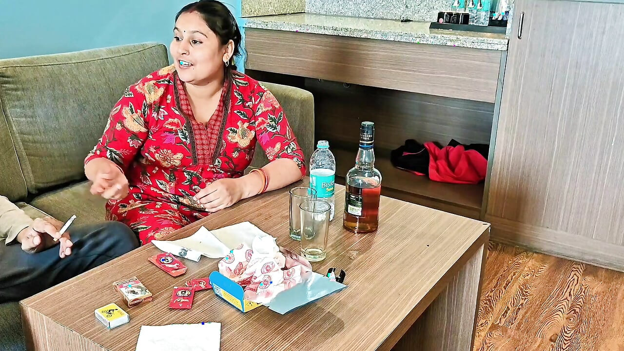 Indisches paar intim im hotelzimmer