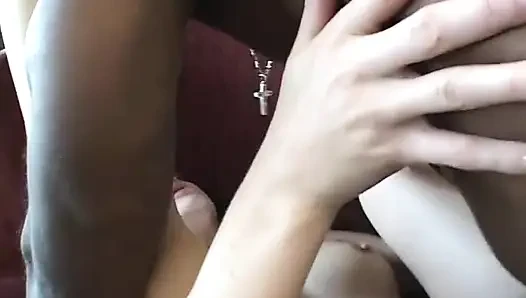 Azgın seksi beyaz bebek sıkı götünü büyük siyah yarakla sert siktiriyor