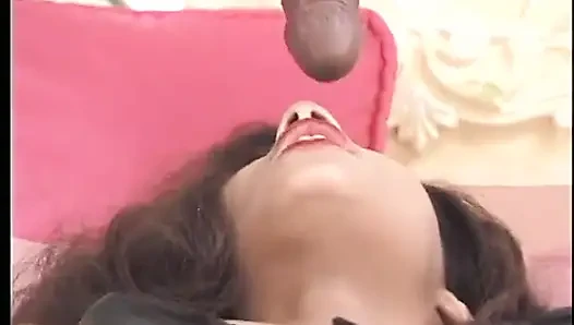 Cewek Afrika dientot habis-habisan sama dua kontol besar pria kulit hitam sekaligus