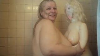 Je m&#39;amuse sous la douche avec ma poupée