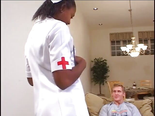 Tio blanco se folla a una linda enfermera de ébano en lencería blanca sexy