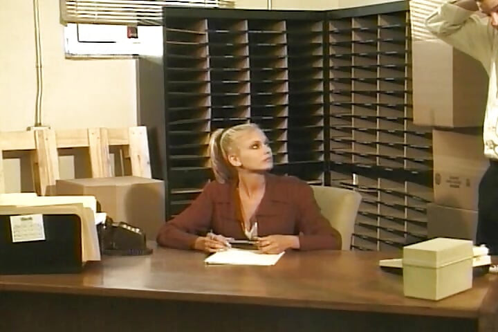 Die blonde sekretärin bekommt im büro ihr enges analloch gefickt