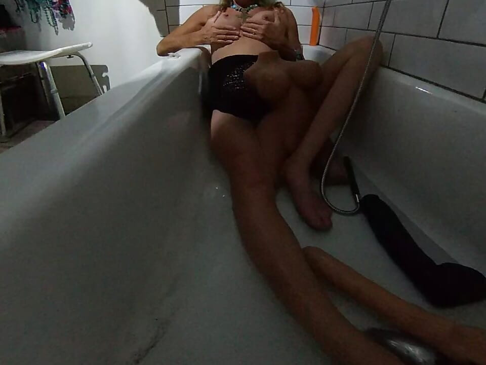 Lizzy Yum VR SEPTEMBER 2026 bathing masturbation #26