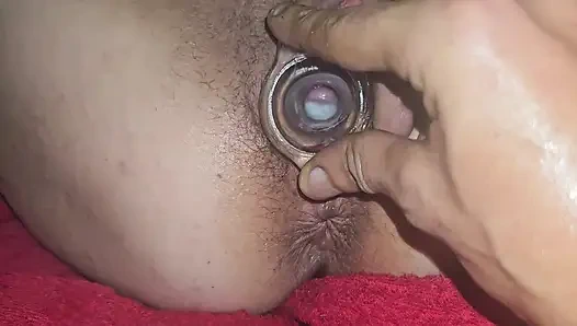 Sexywifedd beim ersten mal fistet sich selbst