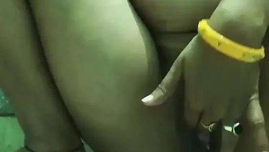 Индийская жена писает и показывает розовую киску