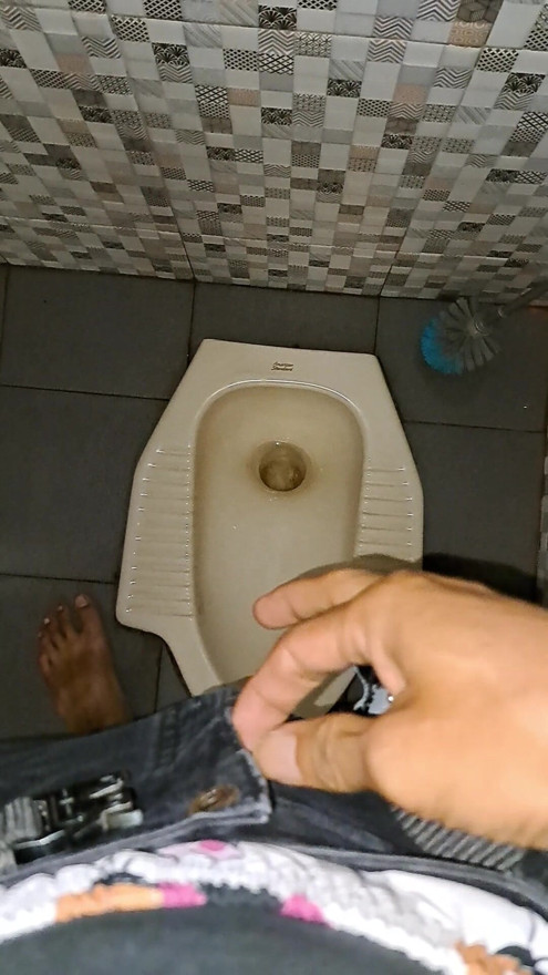 Hey girls? Do you like watching grown men pee?