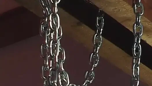 Эта шлюшка обожает сосать огромный член связанной кожей