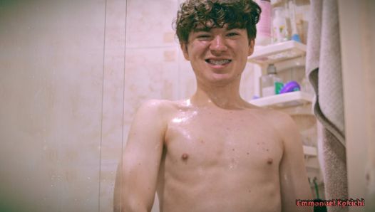 Twink dễ thương Emmanuel Kokichi sục cu đầy bọt trong phòng tắm