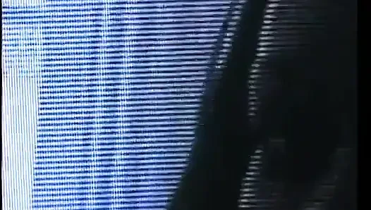 Schwarzes schätzchen und typ haben hardcore-fick auf dem teppich